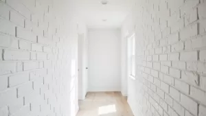 biała cegła w przedpokoju