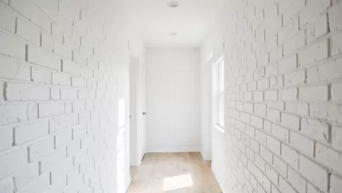 biała cegła w przedpokoju