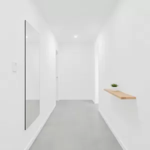 Biały przedpokój w bloku