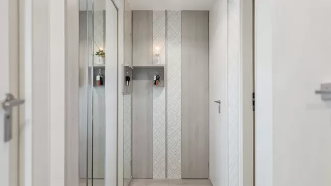 co położyć na ściany w małym przedpokoju