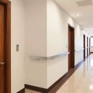 Jak zabezpieczyć narożniki ścian w przedpokoju